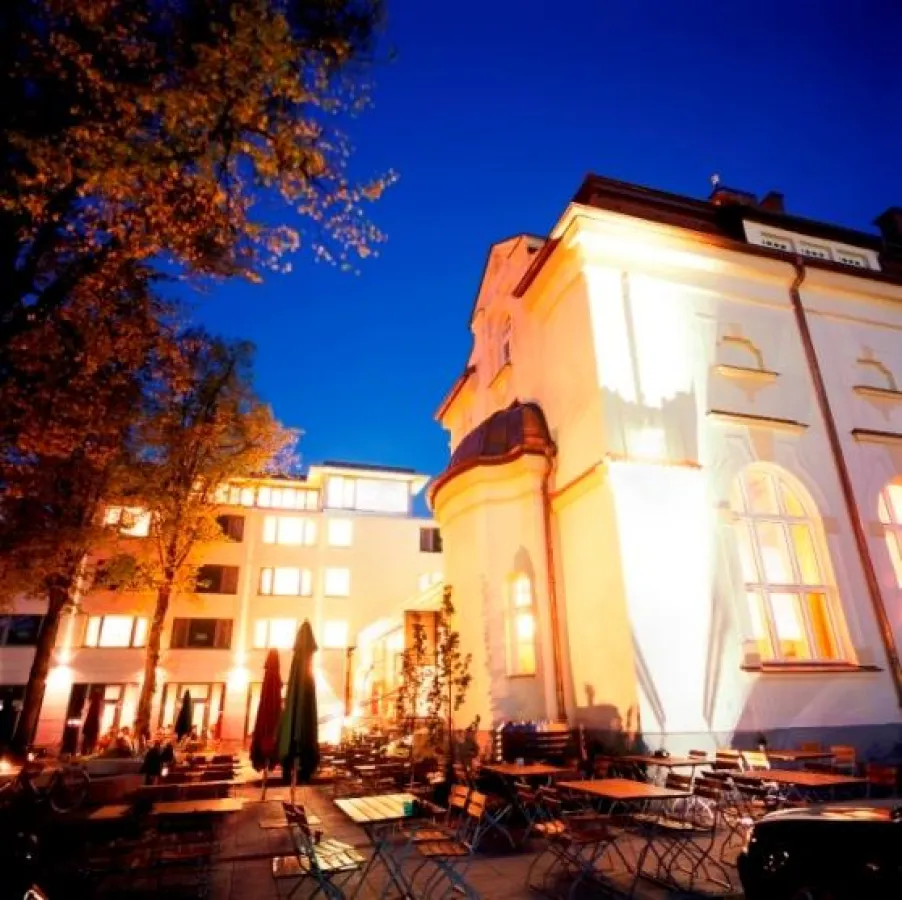 Das Hotel ASAM befindet sich in eines der imposantesten Gebäude des Straubinger Südens. Bildnachweis: © Dr. Albert Kitzinger