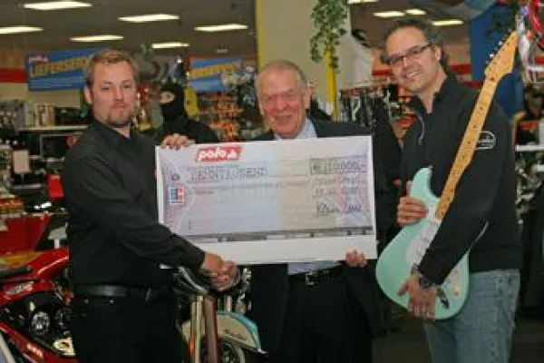 Bild: 10.000 Euro von POLO und Fender an Elterninitiative Kinderkrebsklinik Düsseldorf
