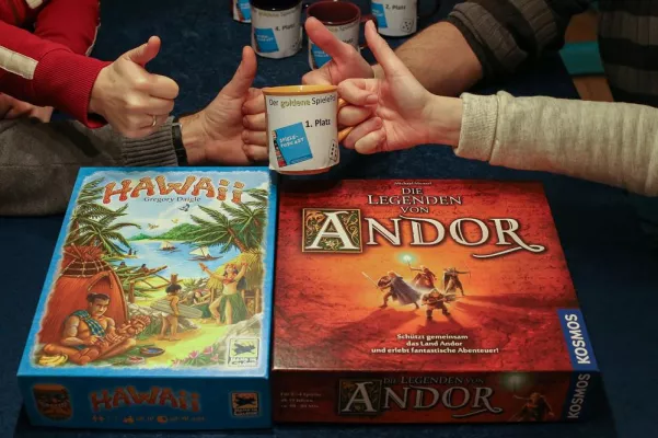Bild: Goldener SpielePod an "Die Legenden von Andor" und "Hawaii" verliehen