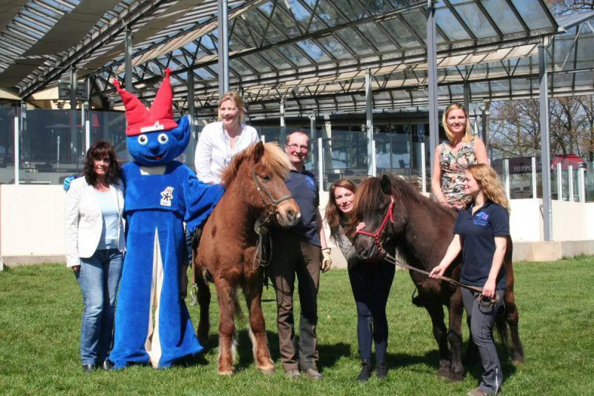 Renntagsauftakt 2015 vor dem Hippodrom