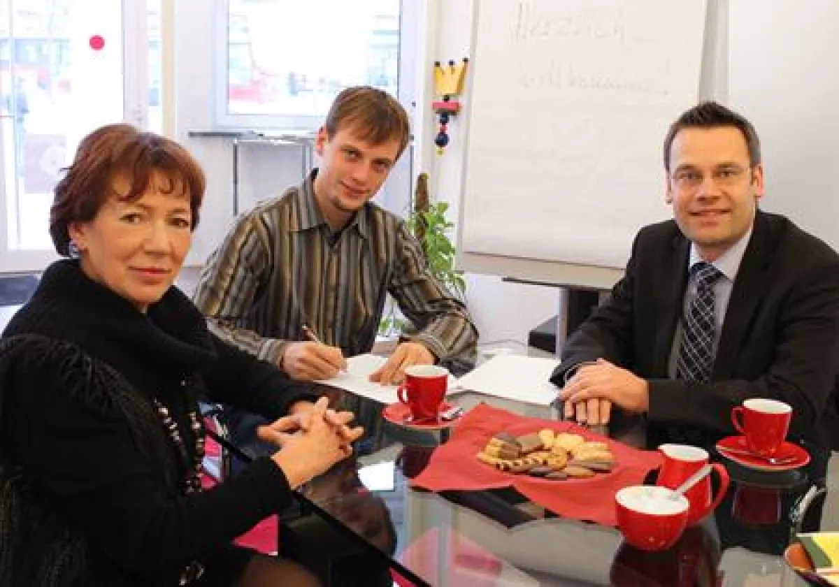 Kathrein Bönsch (links) und Prof. Dr. Michael Städler freuen sich über den dualen Studienvertrag mit Jens Wiesner