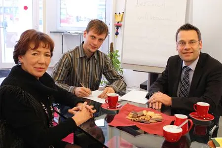 a.b. media vergibt gewonnenen Studienplatz an der Hochschule Weserbergland an Jens Wiesner Bild: a.b. media vergibt gewonnenen Studienplatz an der Hochschule Weserbergland an Jens Wiesner