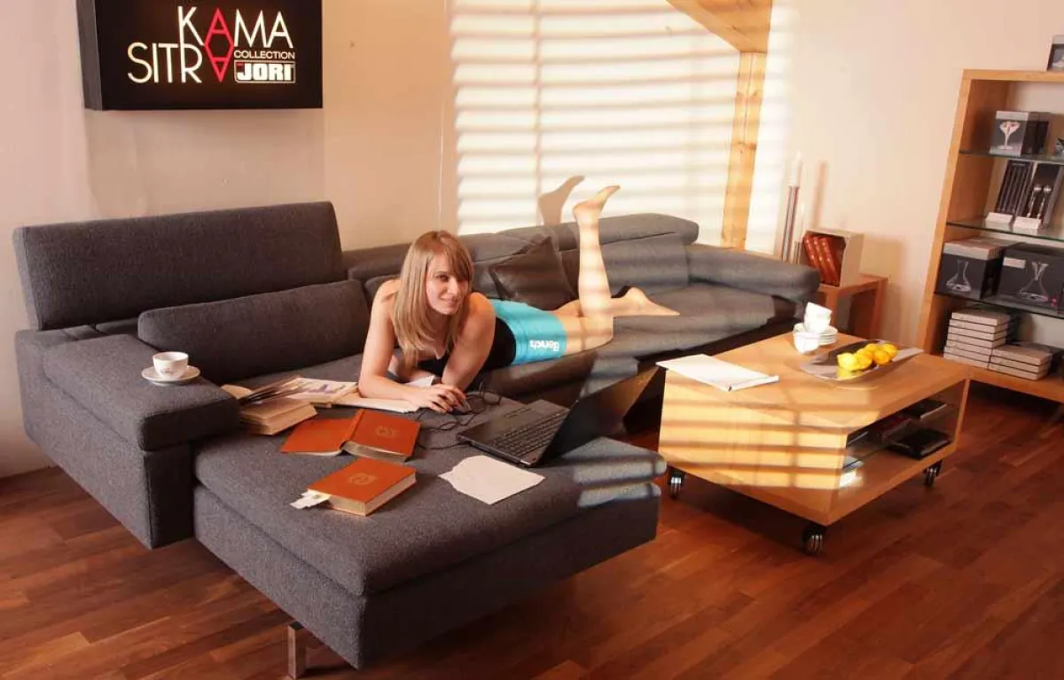 Sofa Modell Shiva mit Model Thessa