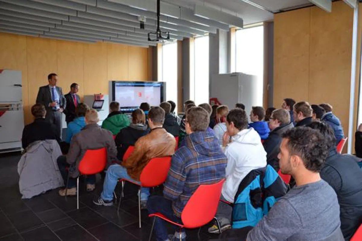 Personalleiter Peter Winterhalder stellt den Studenten das Unternehmen vor