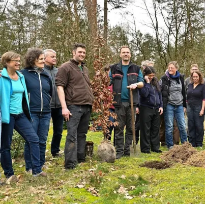 Bild: Umwelt- und Klimaschutz in Aktion –  Calumed e.V. pflanzt weiter Laubbäume in der Lüneburger Heide