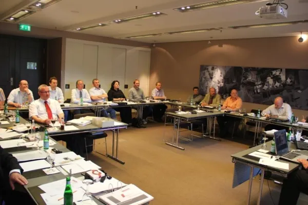 Bild: Gruppe diskutiert über neue Strategien für Jalousien-Isolierglas