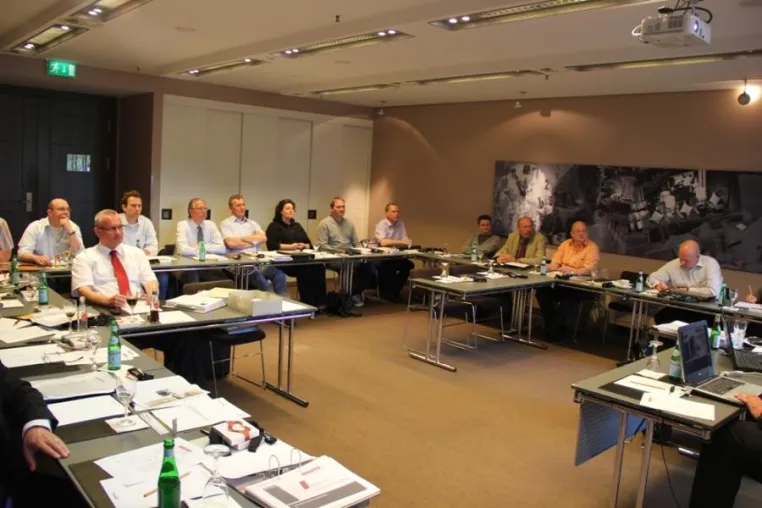Bild: Gruppe diskutiert über neue Strategien für Jalousien-Isolierglas