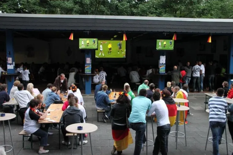 Public Viewing in Frechen im Rhein-Erft-Kreis: Alle Deutschland-Spiele live im Frechener Tanzbrunnen Bild: Public Viewing in Frechen im Rhein-Erft-Kreis: Alle Deutschland-Spiele live im Frechener Tanzbrunnen