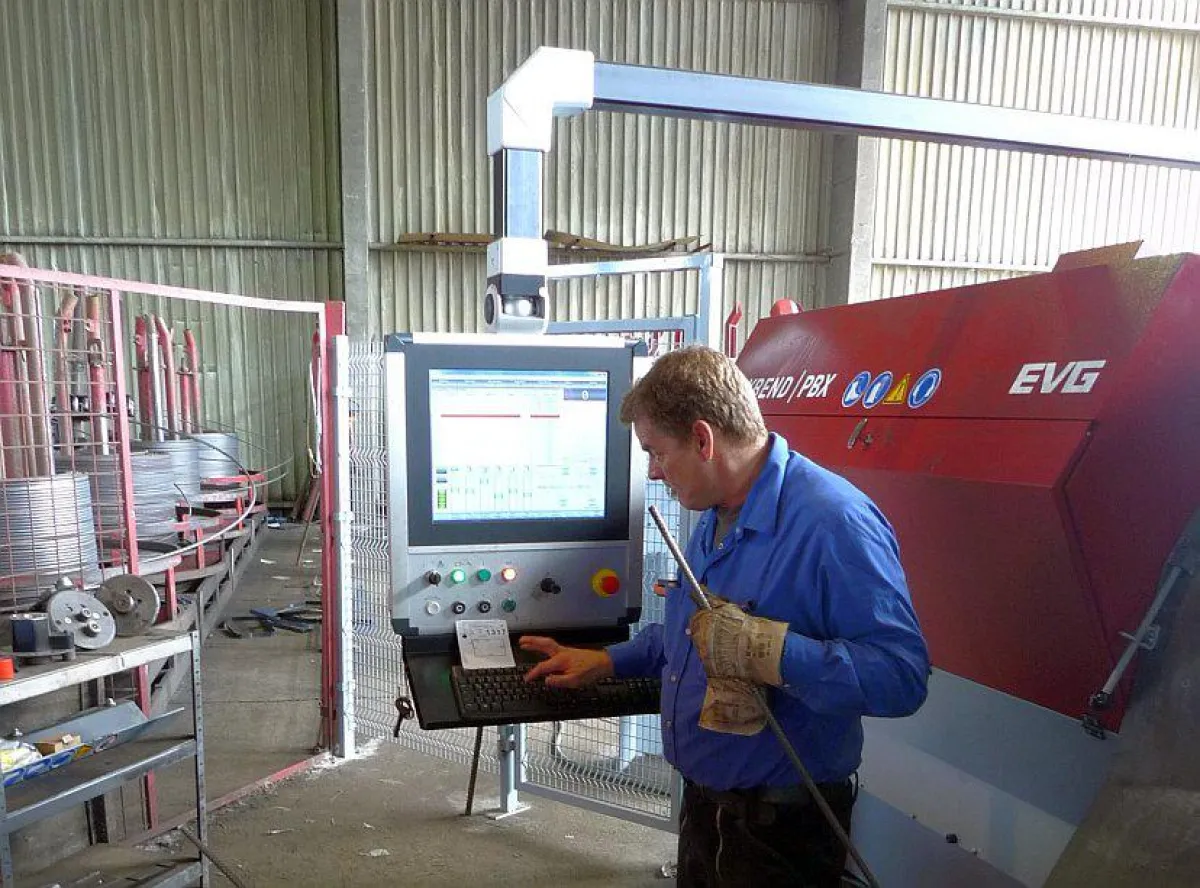 ATG Deutschland: Mitarbeiter an einem modernen Hochleistungsbiegeautomaten (Foto: ATG)