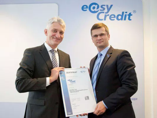 Bild: Gelebte Kundenbegeisterung: DQS zeichnet easyCredit für die erfolgreiche Umsetzung der DIN SPEC 77224 aus