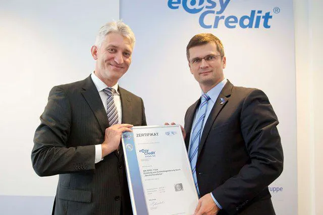 Gelebte Kundenbegeisterung: DQS zeichnet easyCredit für die erfolgreiche Umsetzung der DIN SPEC 77224 aus Bild: Gelebte Kundenbegeisterung: DQS zeichnet easyCredit für die erfolgreiche Umsetzung der DIN SPEC 77224 aus