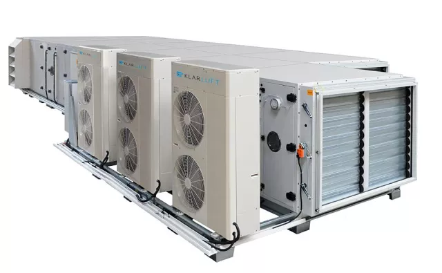 Bild: KLARLUFT-Lüftungsgeräte - Flach auf dem Dach – 75kW-Kälte integriert
