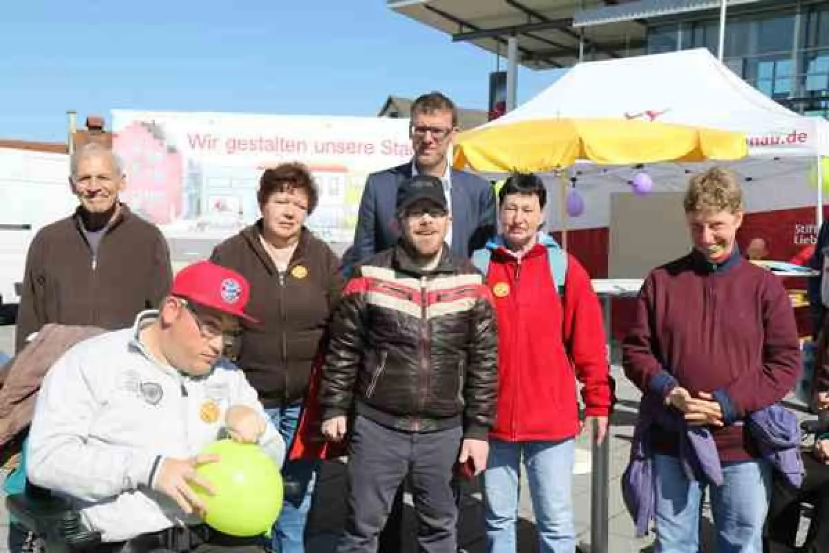 Zum europäischen Tag der Gleichberechtigung: Infostand auf dem Wochenmarkt in Meckenbeuren.
