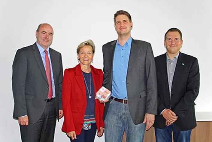 Bild: PV-Experte bos.ten mit Salesaward von INSYS ausgezeichnet