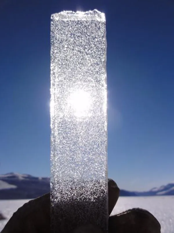 Lufteinschlüsse in einem Eisbohrkern aus der Antarktis: Das Eis ist bis zu 24‘000 Jahre alt. (Bild: Bernhard Bereiter / Scripps Institution of Oceanography / Empa / Universität Bern)