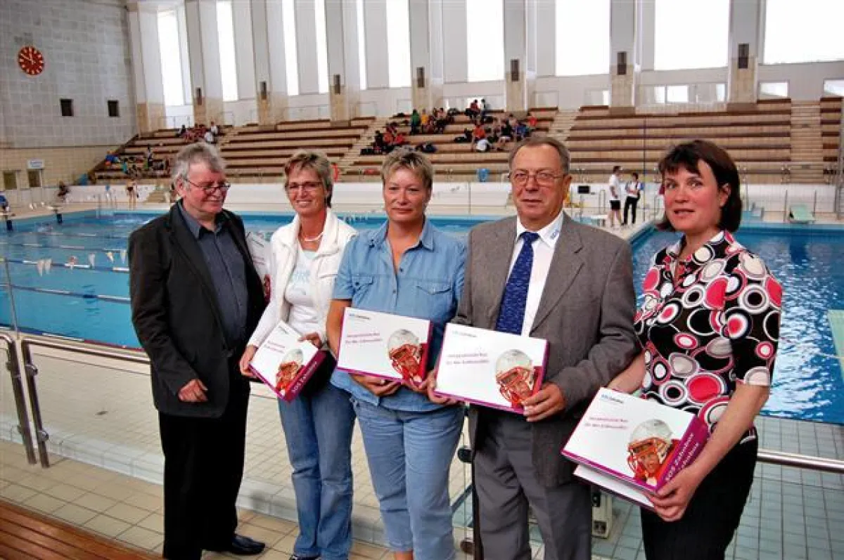 Bildquelle Rostocker Blitz / Foto: mt (Übergabe SOS Zahnbox-Rettungspaket)