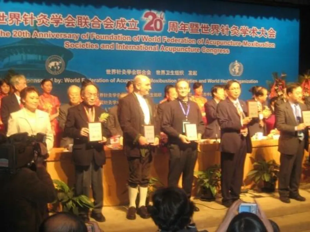 Andreas Rinnößel, 3. v.l., erhielt in China eine Auszeichnung von der WHO-akkreditierten Weltorganisation der Akupunkturgesellschaften (WFAS). Die WHO und das Gesundheitsministerium Chinas waren präse