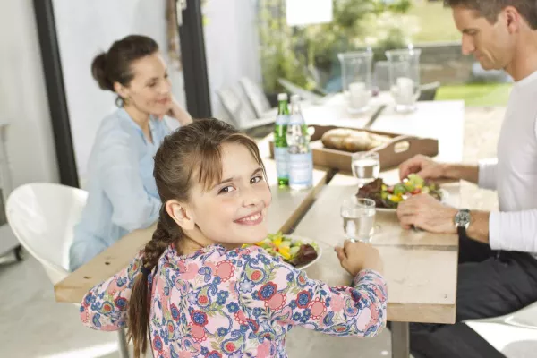 Tipps für Eltern: So erlernen Kinder ein gesundes Trinkverhalten Bild: Tipps für Eltern: So erlernen Kinder ein gesundes Trinkverhalten