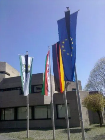 Bild: Bergisch Gladbach - 4.500 € Reparaturkosten für Dauerbeflaggung verhöhnt Sparanstrengungen