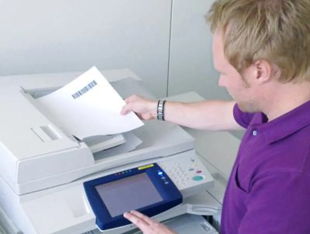 Büromitarbeiter am Multifunktionsgerät (MFP). Foto: NSi Europe