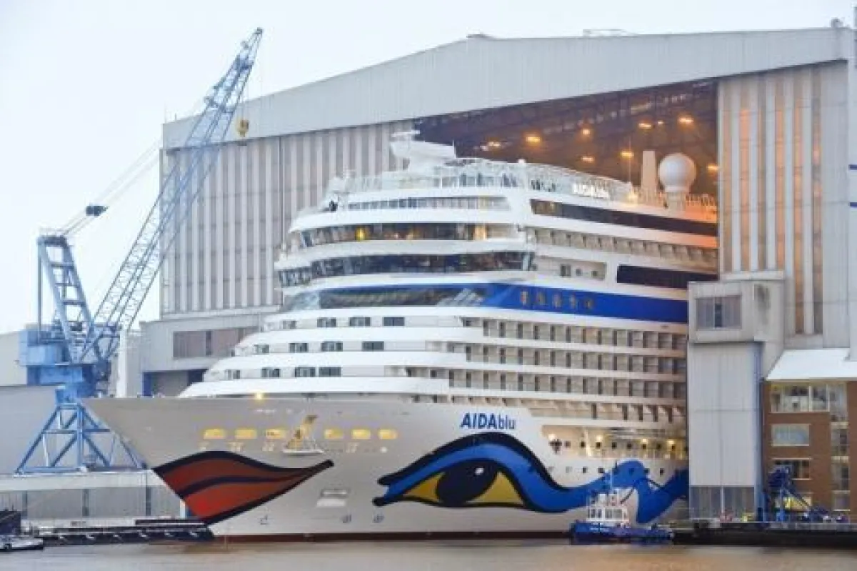 AIDAblu beim Ausdocken aus der Baudockhalle der Meyer Werft in Papenburg, Pressefoto: Meyer Werft