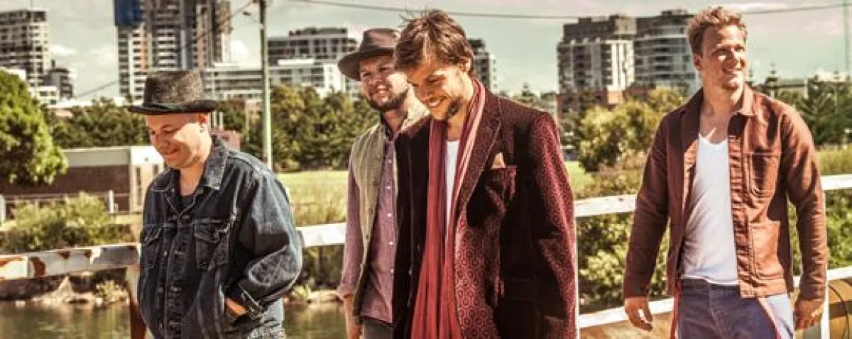 Die Schweizer Indie-Rock-Band „77 Bombay Street“ tourt durch Jugendherbergen