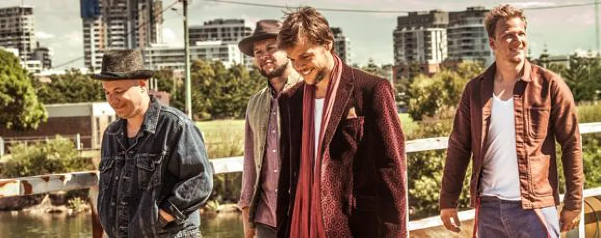 Die Schweizer Indie-Rock-Band „77 Bombay Street“ tourt durch Jugendherbergen