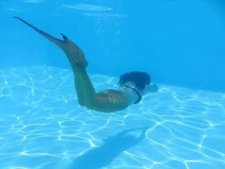 Bild: Mit der Flosse durchs PRIENAVERA Erlebnisbad - Meerjungfrauen-Schwimmkurse in Prien am Chiemsee