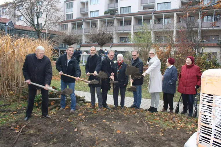 Bild: Garten des Karl-Sommer-Stifts als „Oase, um alten Menschen Freude zu schenken“.