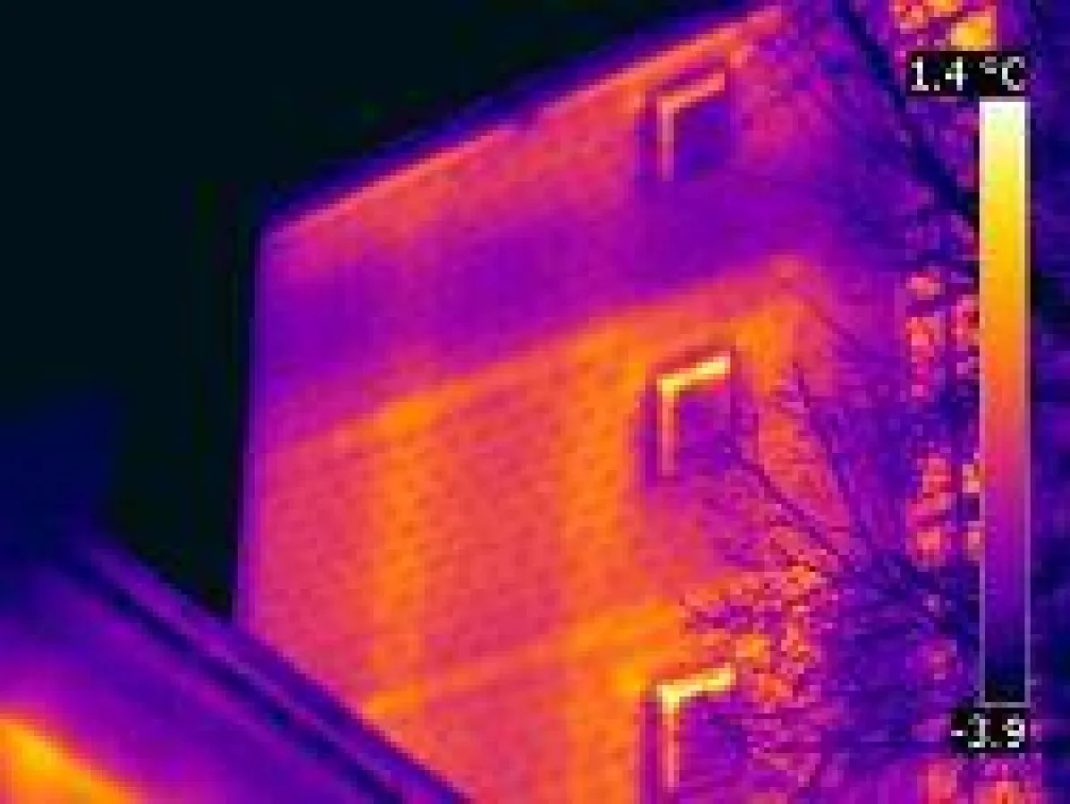 Thermografie eines ungedämmten Hauses