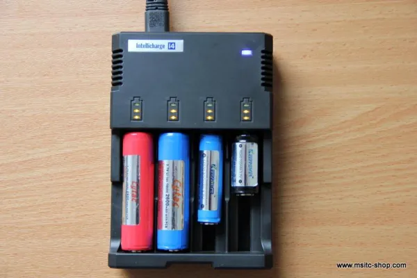 Bild: Neues Multifunktionsladegerät JETBeam Sysmax Intellicharge i4 verfügbar