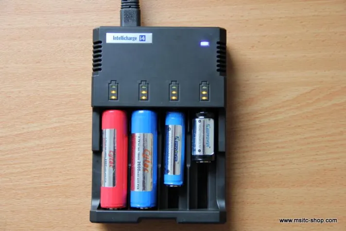 Bild: Neues Multifunktionsladegerät JETBeam Sysmax Intellicharge i4 verfügbar