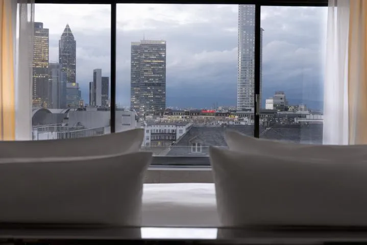 Bild: Urbanes Feeling pur: Sky- und River Suiten mit „Mainhattan“-Blick eröffnet
