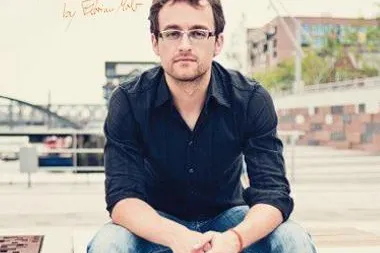 Zu Hause Klavier lernen: Pianist Florian Mohr startet den „PopPianoKurs“ Bild: Zu Hause Klavier lernen: Pianist Florian Mohr startet den „PopPianoKurs“