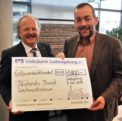 Bild: Vorweihnachtliche Bescherung: Volksbank Ludwigsburg spendet 1800 Euro für Weihnachtsbaum im Südgarten