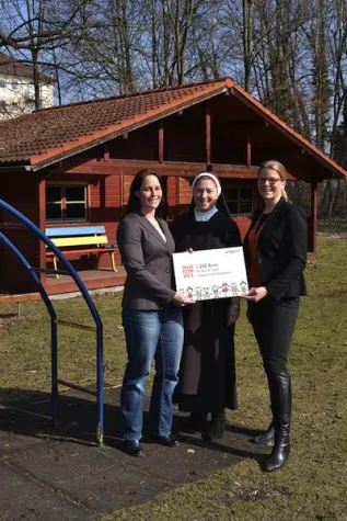 Bild: Unequity spendet 1.240 Euro an den Caritas Integrationskindergarten St. Josef