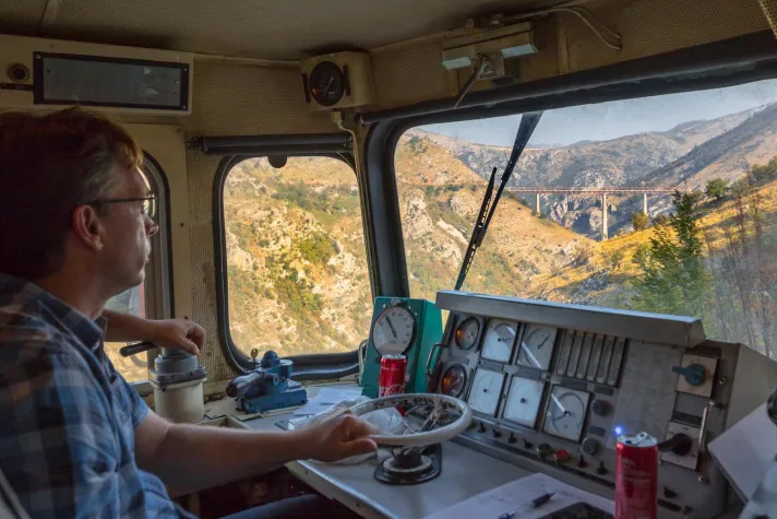 Bild: Urlaubstraum für Eisenbahner - Im Führerstand über Europas höchste Eisenbahnbrücke in Montenegro