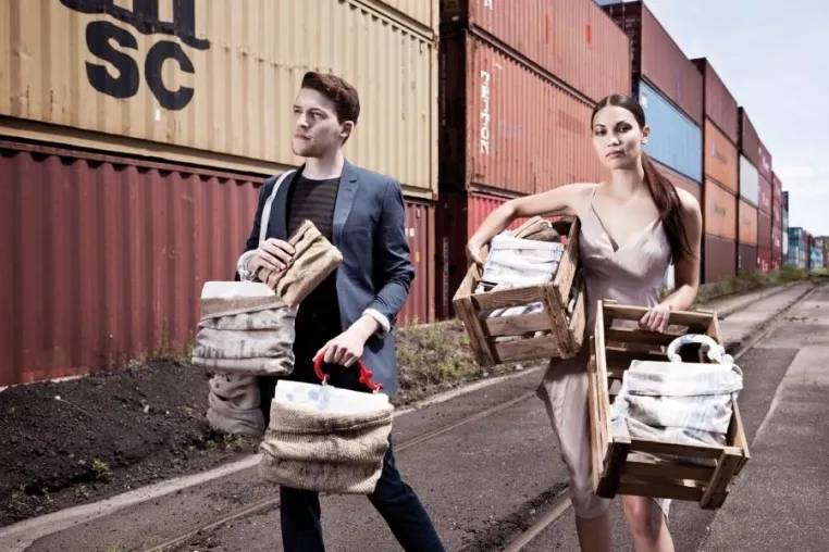 AUFGETISCHT - Porzellan, Schmuck und eine exklusive Taschenkollektion der Kölner Designerin Pia Pasalk Bild: AUFGETISCHT - Porzellan, Schmuck und eine exklusive Taschenkollektion der Kölner Designerin Pia Pasalk