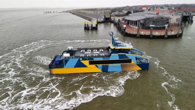 Bild: Elektro-Katamaran nach Norddeich überführt