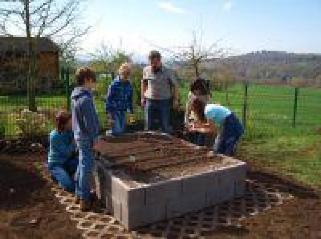 Der Andernacher Leichtbeton-Hersteller KLB Klimaleichtblock sponserte der Grundschule in Melsbach ein Hochbeet.