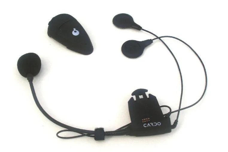 Bild: CARDO stattet das SCALA RIDER Headset mit zweitem Ohrhörer aus