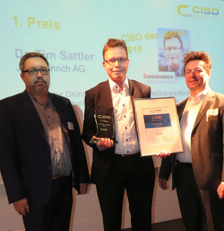 Der 1. Preisträger und CISO des Jahres 2019: Dr. Tim Sattler (Jungheinrich AG) [Mitte]