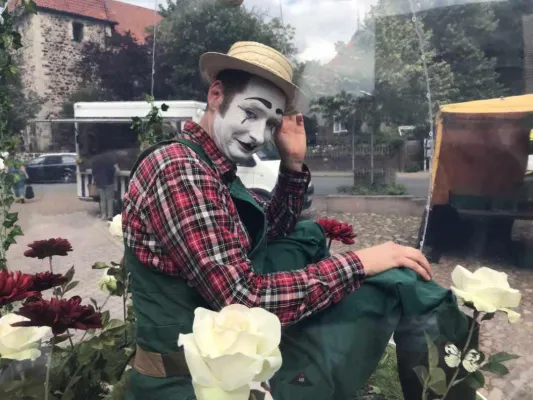 Ellen Kamrad präsentiert Corona-konformen Künstlereinsatz Bild: Ellen Kamrad präsentiert Corona-konformen Künstlereinsatz