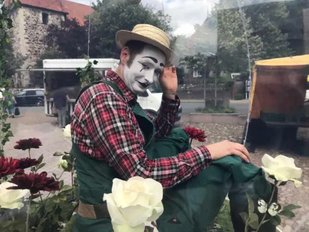 Ellen Kamrad präsentiert Corona-konformen Künstlereinsatz Bild: Ellen Kamrad präsentiert Corona-konformen Künstlereinsatz