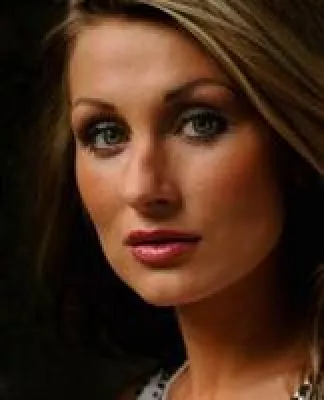 Bild: Natalie Langer macht Bekanntschaft mit den Candy-Girls