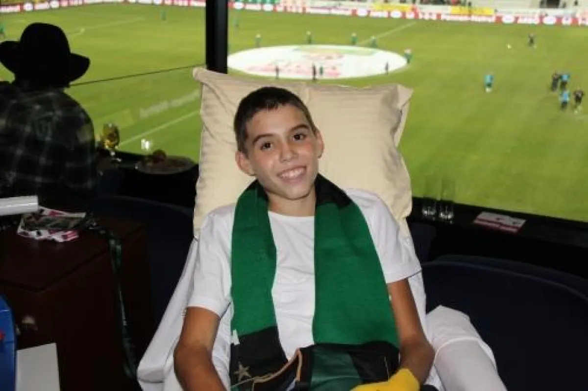 Der 15-jährige Ivan beim Fußballspiel im Innsbrucker Tivolistadion