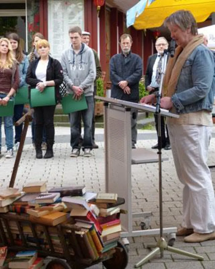 Frau Floeth und Schülerinnen und Schüler des Beruflichen Schulzentrums Backnang