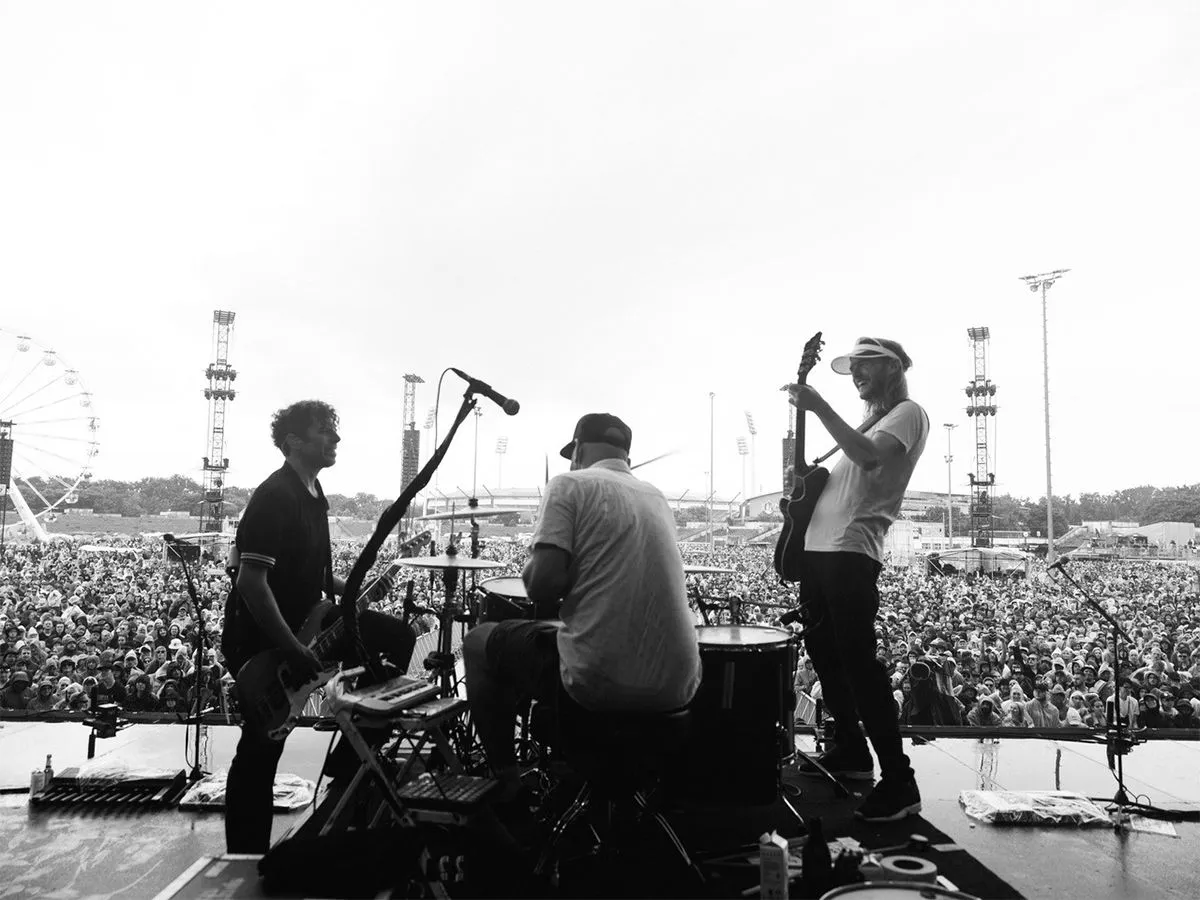 Sportfreunde Stiller während eines Konzerts (© Ingo Pertramer)