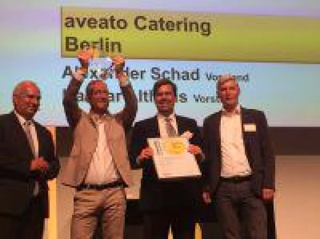 Vorstand & Gründer Kapar Althaus (Mitte, links) und Alexander Schad (Mitte, rechts)