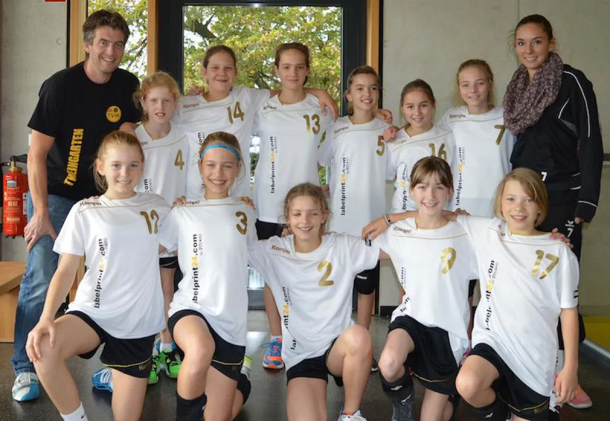 Stolz präsentieren die Mädels ihre neuen Trikots.